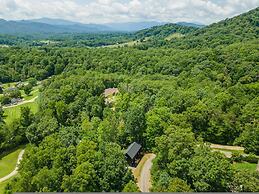 Hot Tub Nestled in the Forest w Chef s Kitchen