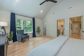 Hot Tub Nestled in the Forest w Chef s Kitchen