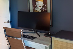 Hot Tub Nestled in the Forest w Chef s Kitchen