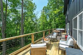 Hot Tub Nestled in the Forest w Chef s Kitchen