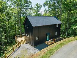 Hot Tub Nestled in the Forest w Chef s Kitchen