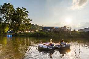 Hot Tub Nestled in the Forest w Chef s Kitchen