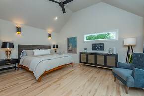 Hot Tub Nestled in the Forest w Chef s Kitchen