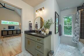 Hot Tub Nestled in the Forest w Chef s Kitchen