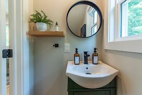 Hot Tub Nestled in the Forest w Chef s Kitchen