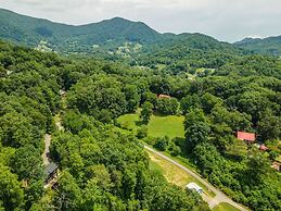Hot Tub Nestled in the Forest w Chef s Kitchen