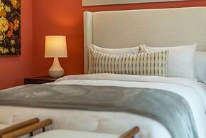 Hot Tub Nestled in the Forest w Chef s Kitchen