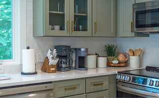 Hot Tub Nestled in the Forest w Chef s Kitchen