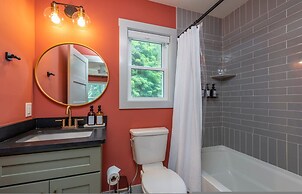 Hot Tub Nestled in the Forest w Chef s Kitchen