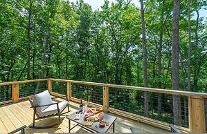 Hot Tub Nestled in the Forest w Chef s Kitchen