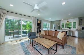 Hot Tub Nestled in the Forest w Chef s Kitchen