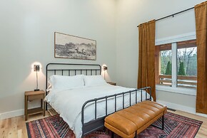 Rejuvenate in the Mtns w Sauna 5 min Drive to DT