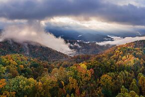 Rejuvenate in the Mtns w Sauna 5 min Drive to DT