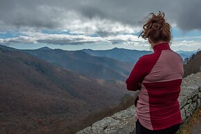 Rejuvenate in the Mtns w Sauna 5 min Drive to DT