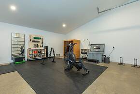 Rejuvenate in the Mtns w Sauna 5 min Drive to DT