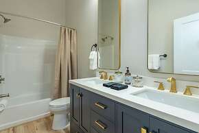 Rejuvenate in the Mtns w Sauna 5 min Drive to DT