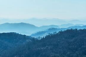 Rejuvenate in the Mtns w Sauna 5 min Drive to DT