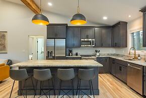 Rejuvenate in the Mtns w Sauna 5 min Drive to DT