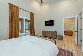 Rejuvenate in the Mtns w Sauna 5 min Drive to DT