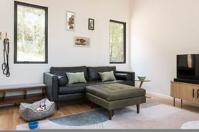 Tiny Home Getaway 15 min Drive to DT w Hot Tub