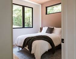 Tiny Home Getaway 15 min Drive to DT w Hot Tub