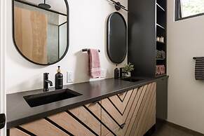 Tiny Home Getaway 15 min Drive to DT w Hot Tub