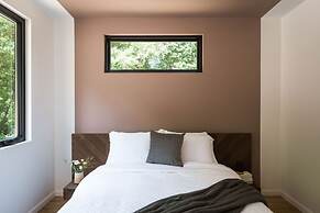 Tiny Home Getaway 15 min Drive to DT w Hot Tub