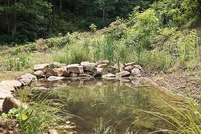 Tiny Home Getaway 15 min Drive to DT w Hot Tub