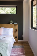 Tiny Home Getaway 15 min Drive to DT w Hot Tub