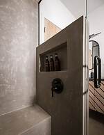 Tiny Home Getaway 15 min Drive to DT w Hot Tub