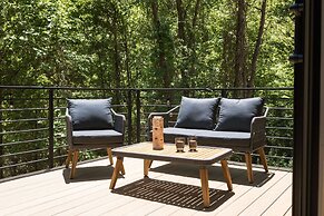 Tiny Home Getaway 15 min Drive to DT w Hot Tub