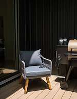 Tiny Home Getaway 15 min Drive to DT w Hot Tub