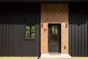 Tiny Home Getaway 15 min Drive to DT w Hot Tub