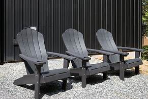 Tiny Home Getaway 15 min Drive to DT w Hot Tub