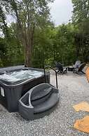 Tiny Home Getaway 15 min Drive to DT w Hot Tub