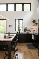 Tiny Home Getaway 15 min Drive to DT w Hot Tub