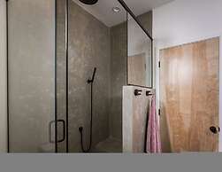 Tiny Home Getaway 15 min Drive to DT w Hot Tub