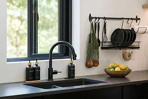 Tiny Home Getaway 15 min Drive to DT w Hot Tub