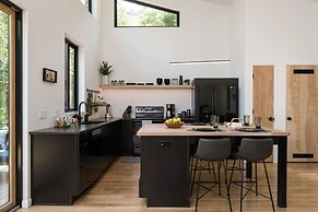 Tiny Home Getaway 15 min Drive to DT w Hot Tub