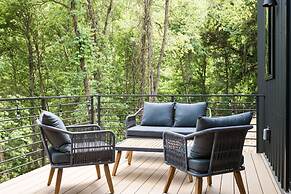 Tiny Home Getaway 15 min Drive to DT w Hot Tub