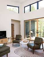 Tiny Home Getaway 15 min Drive to DT w Hot Tub