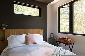 Tiny Home Getaway 15 min Drive to DT w Hot Tub