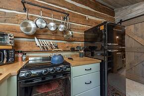 Historic Log Cabin Quiet Return to Simpler Days