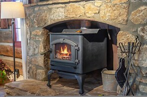 Historic Log Cabin Quiet Return to Simpler Days