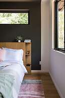 Two Modern Tiny Homes 15min Drive to DT w Hot Tub