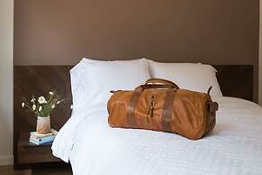 Two Modern Tiny Homes 15min Drive to DT w Hot Tub