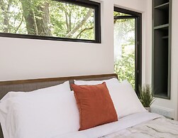 Two Modern Tiny Homes 15min Drive to DT w Hot Tub