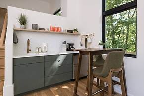 Two Modern Tiny Homes 15min Drive to DT w Hot Tub