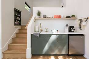 Two Modern Tiny Homes 15min Drive to DT w Hot Tub