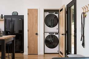 Two Modern Tiny Homes 15min Drive to DT w Hot Tub